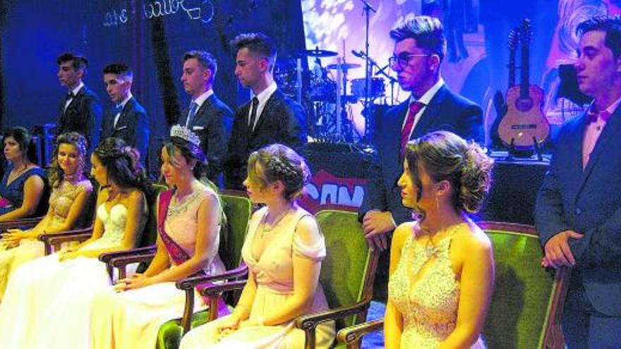 Reina y damas de la última corte de honor proclamada en las fiestas de 2018 con sus acompañantes. | M. J. C.