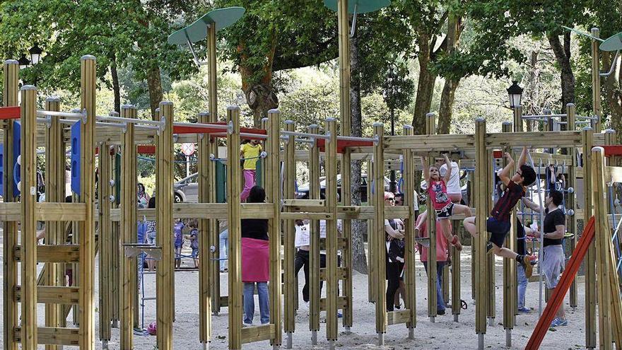 Un grupo de niños jugando en un parque infantil de Vigo.