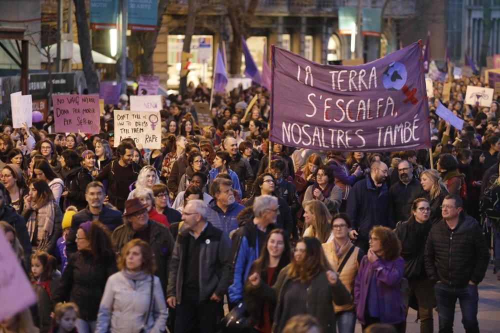 Multitudinària manifestació feminista a Girona