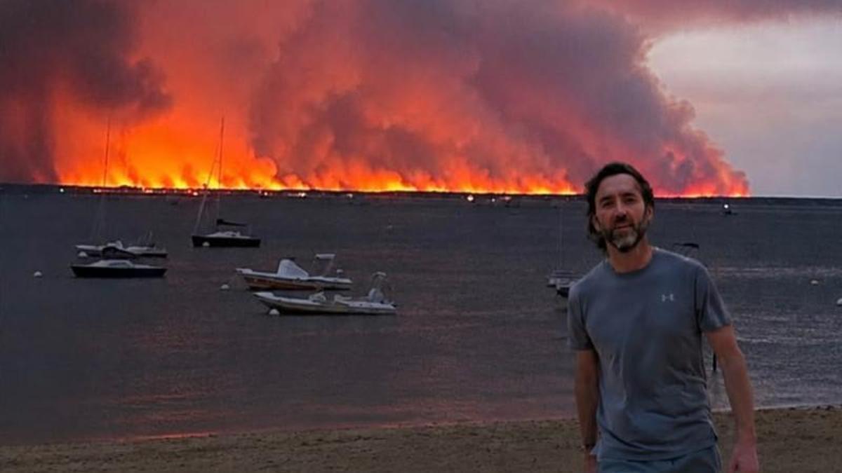 Pepe Álvarez, con el incendio de Cat Ferret al fondo, desde Arcachón