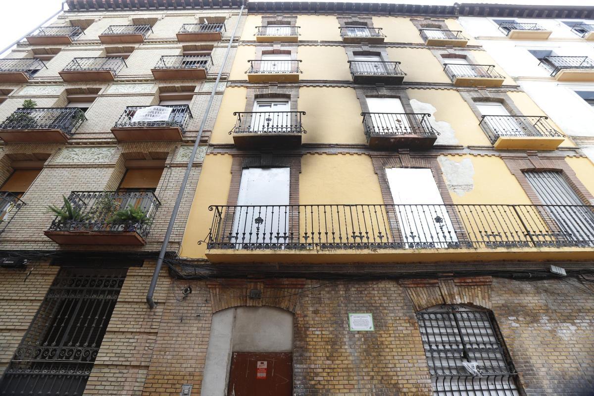 El 67 permanece tapiado desde que se originó un incendió el pasado mes de septiembre.