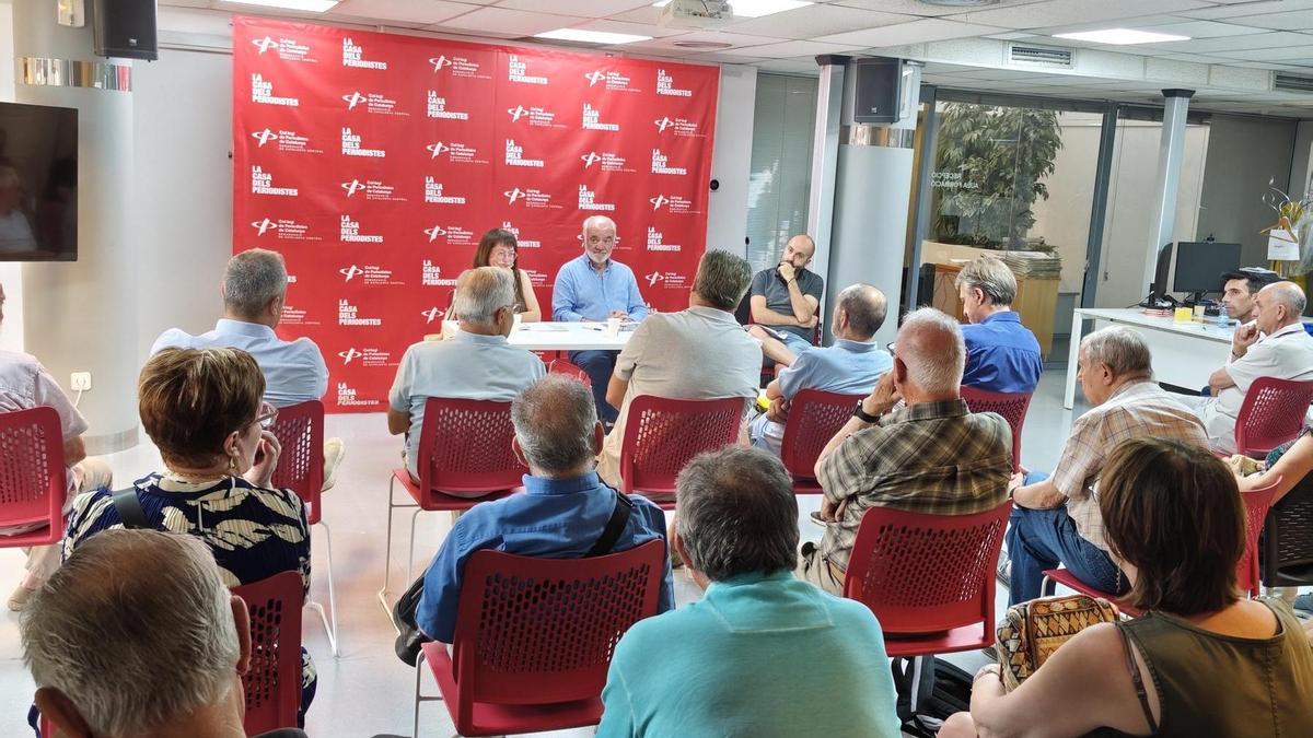 Moment de la xerrada, a la delegació del Col·legi de Periodistes a Catalunya Central