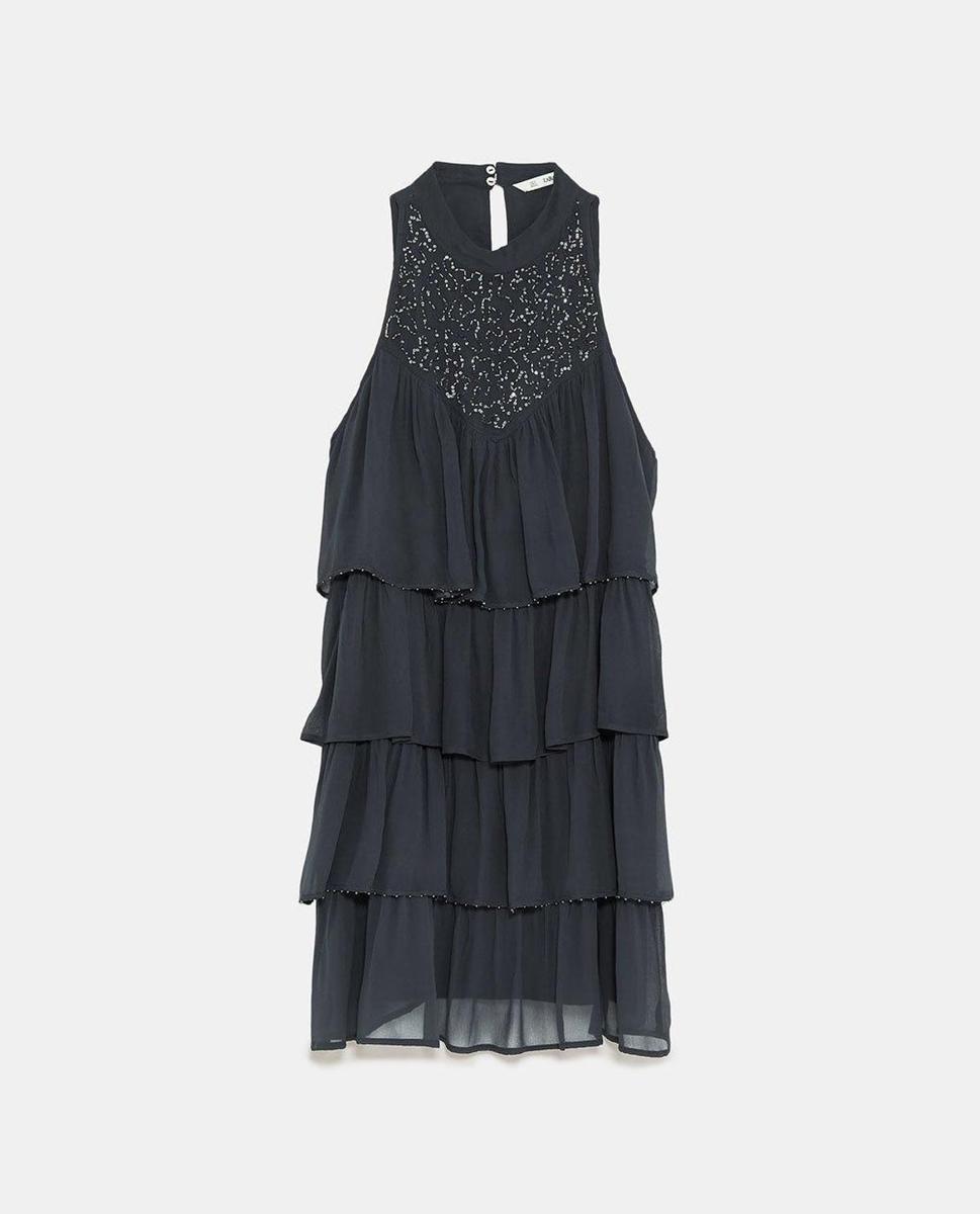 Vestido escote halter con varios volantes de Zara. (Precio: 29,95 euros)