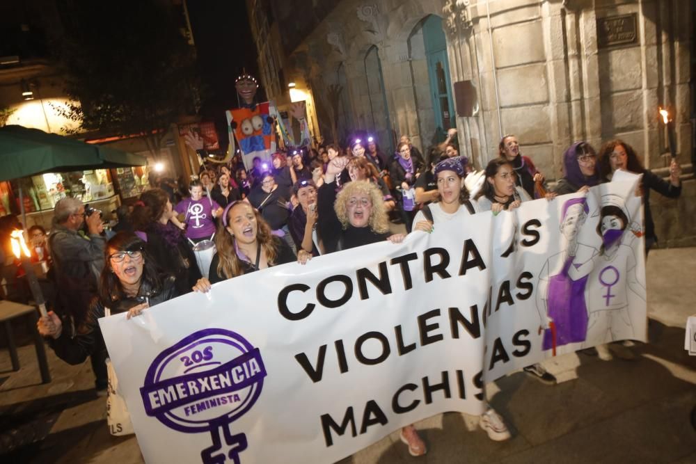 Noche violeta en Vigo por un mundo feminista. // R. Grobas