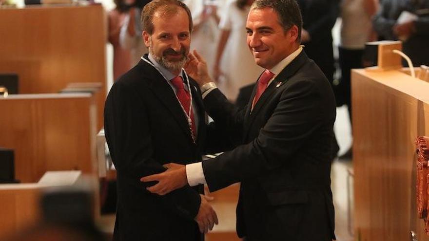 Gonzalo Sichar junto a Elías Bendodo durante la sesión de investidura.