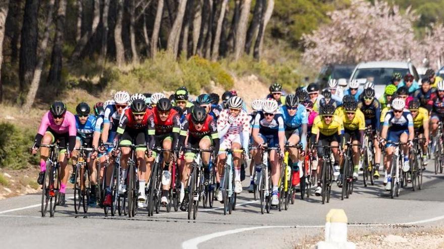 El pelotón, en una etapa del Interclubs.