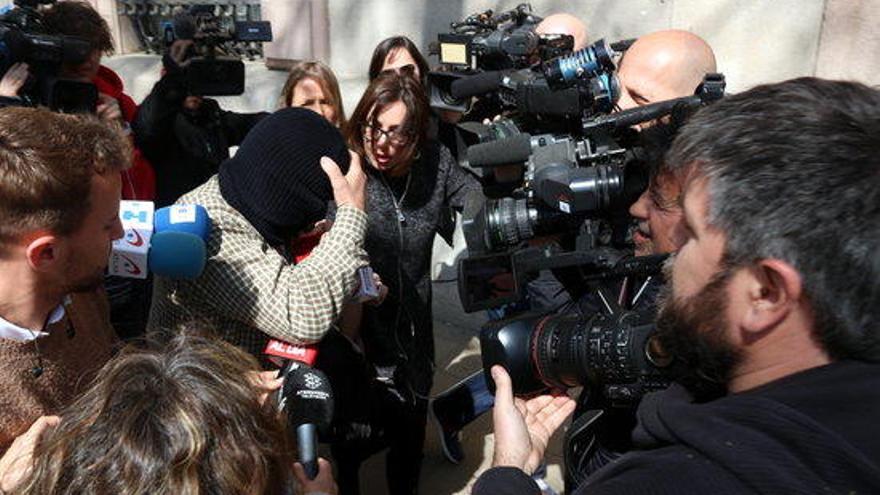 Joaquim Benítez rodejat de mitjans a la sortida de la primera sessió del judici.