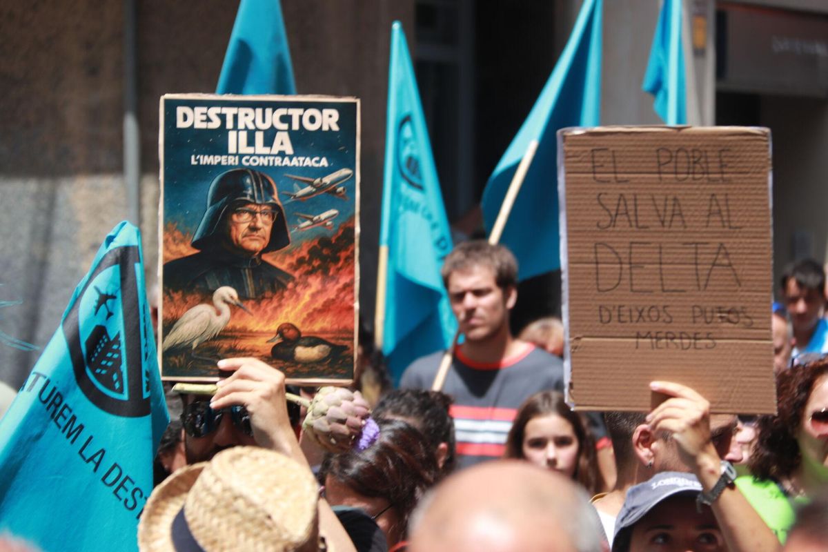 Cartells contra l’ampliació de l’aeroport del Prat a la manifestació.