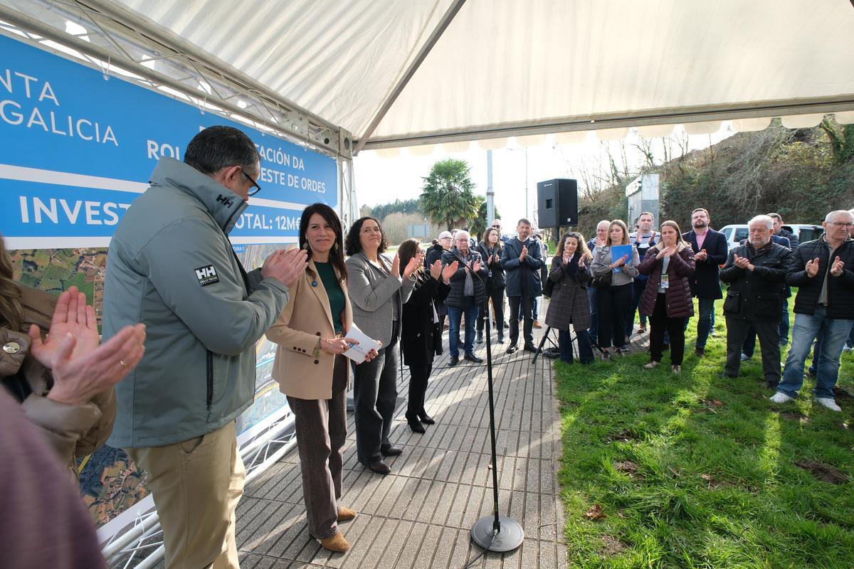 El alcalde de Ordes, por la izquierda, con la conselleira Allegue, Do Campo y demás autoridades, técnicos y vecinos