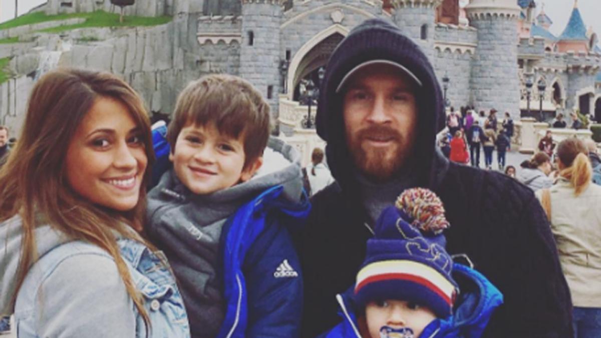Messi en Disneylandia con su esposa y sus hijos