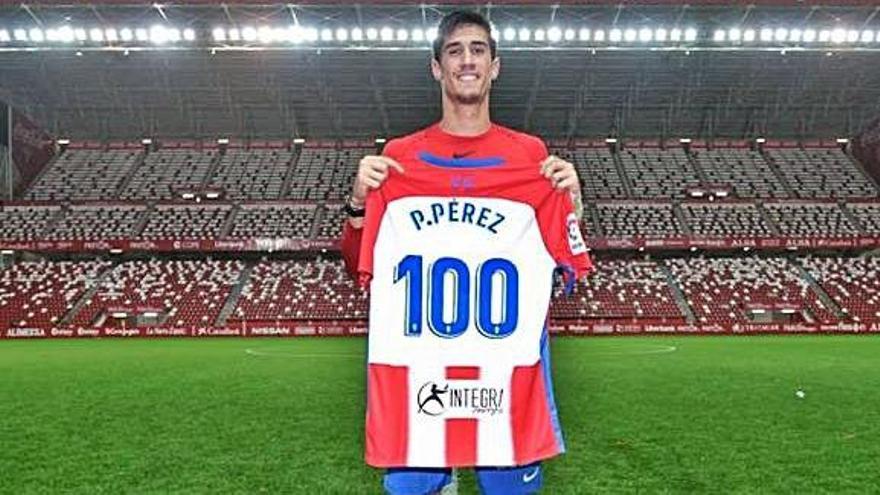 Pablo Pérez, con la camiseta conmemorativa de sus 100 partidos con el Sporting