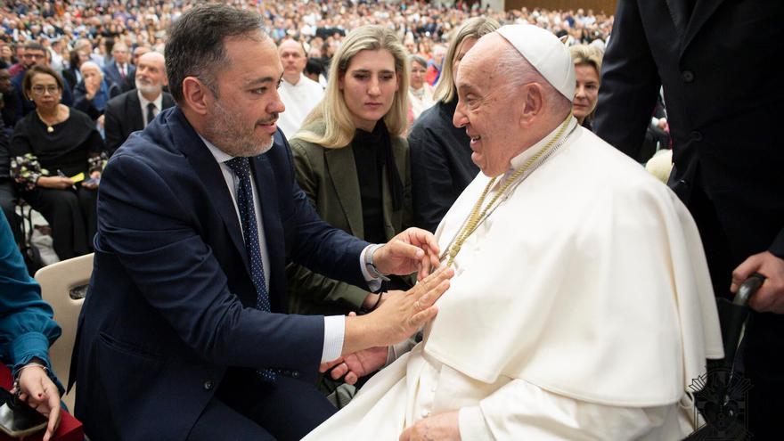 El Amor impone al Papa una medalla de oro con motivo de su centenario