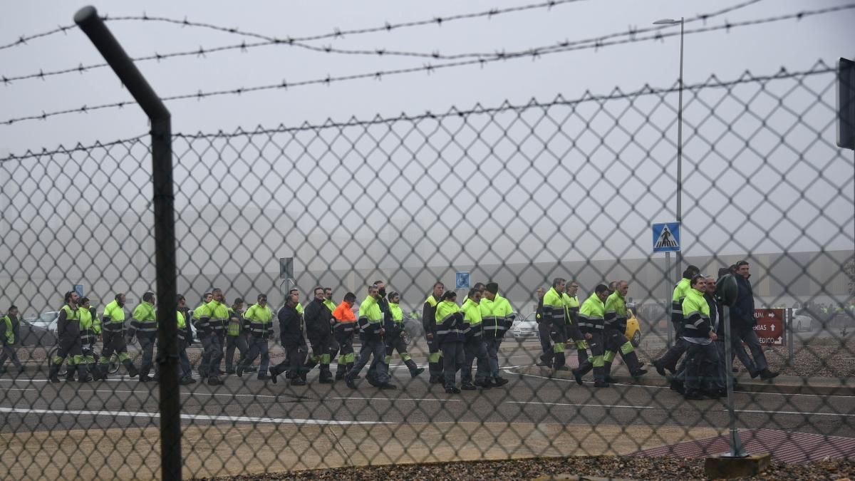 Concentración masiva de los trabajadores de Figueruelas