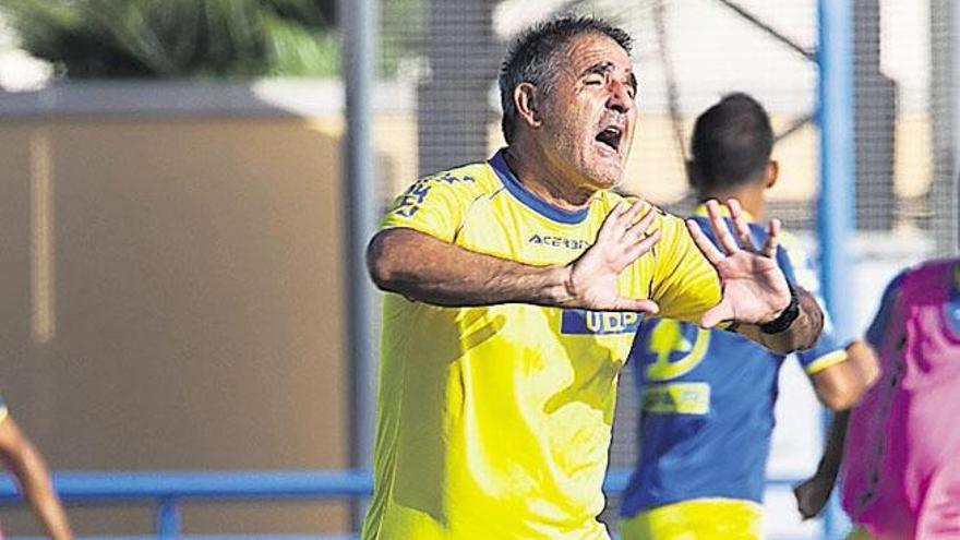 Paco Herrera, en Maspalomas, durante una sesión de trabajo táctico. | quique curbelo