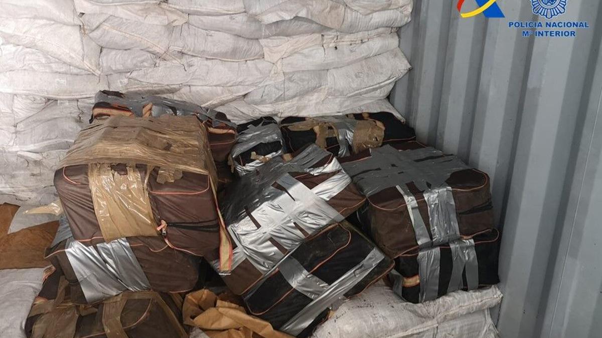 Alijo de 426 kilos de cocaína con el sistema de 'gancho perdido', incautado en el Puerto de València en 2019