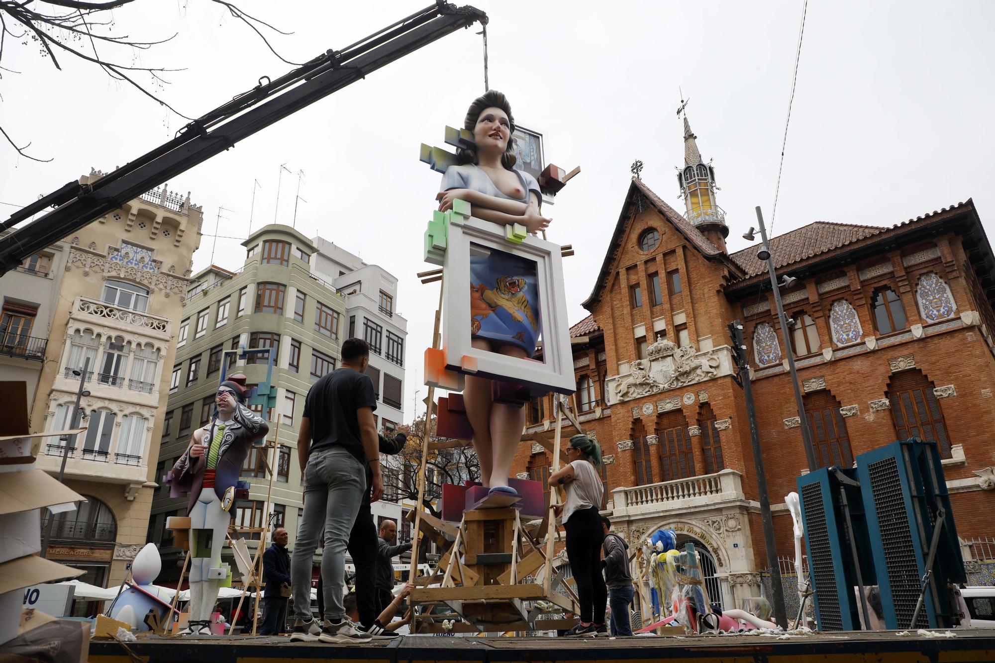 Espectacular "plantà" de Dalí y Gala en la falla del Mercado Central