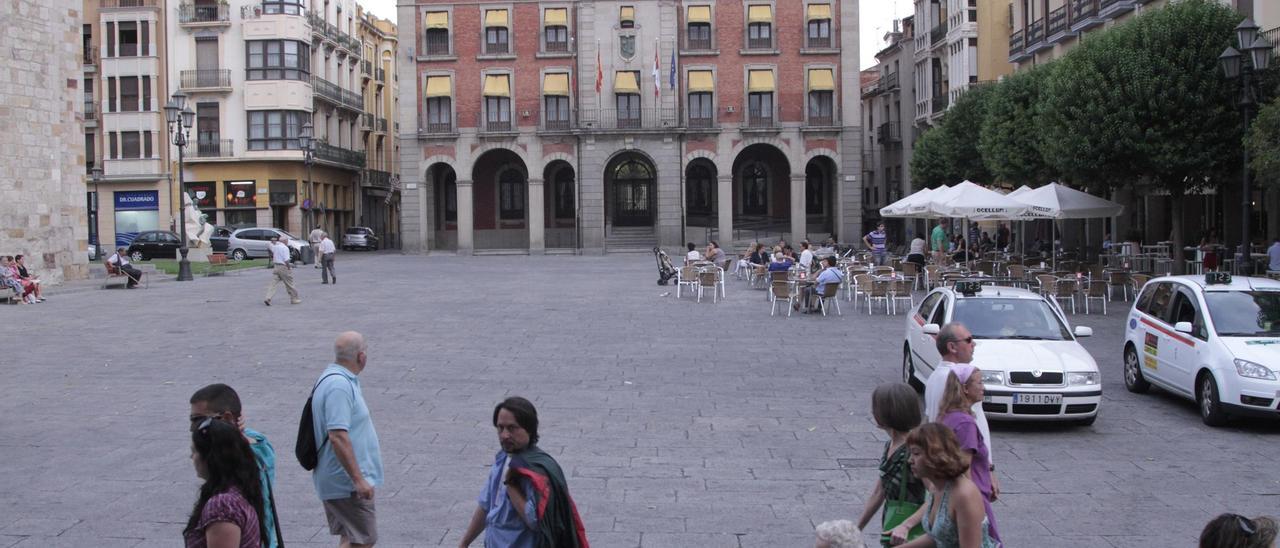 Plaza Mayor de Zamora, con el reloj del Ayuntamiento, que ya no suena, al fondo.