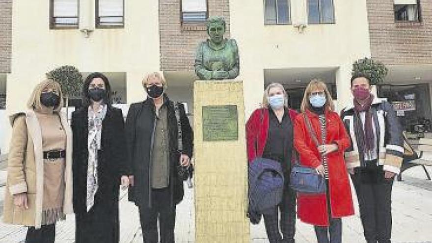 Ejea dedica un busto a María Domínguez