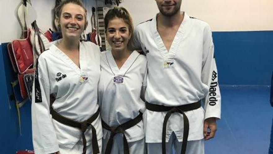 Tres nous cinturons negres de taekwondo