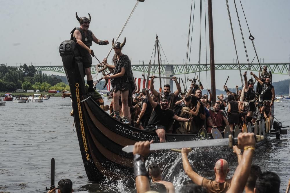 Las hordas vikingas desembarcan con sus armas y sus gritos de guerra en Catoira ante 30.000 personas.