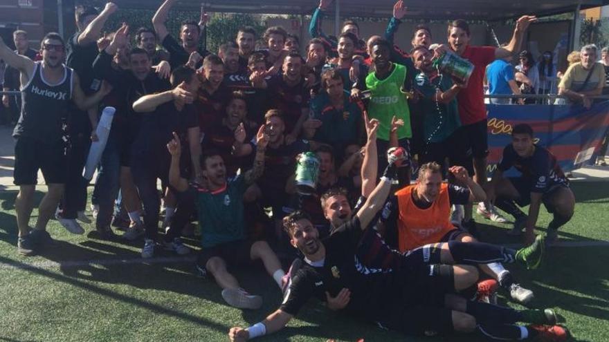 La plantilla del Llagostera B celebrant l&#039;ascens a Primera catalana