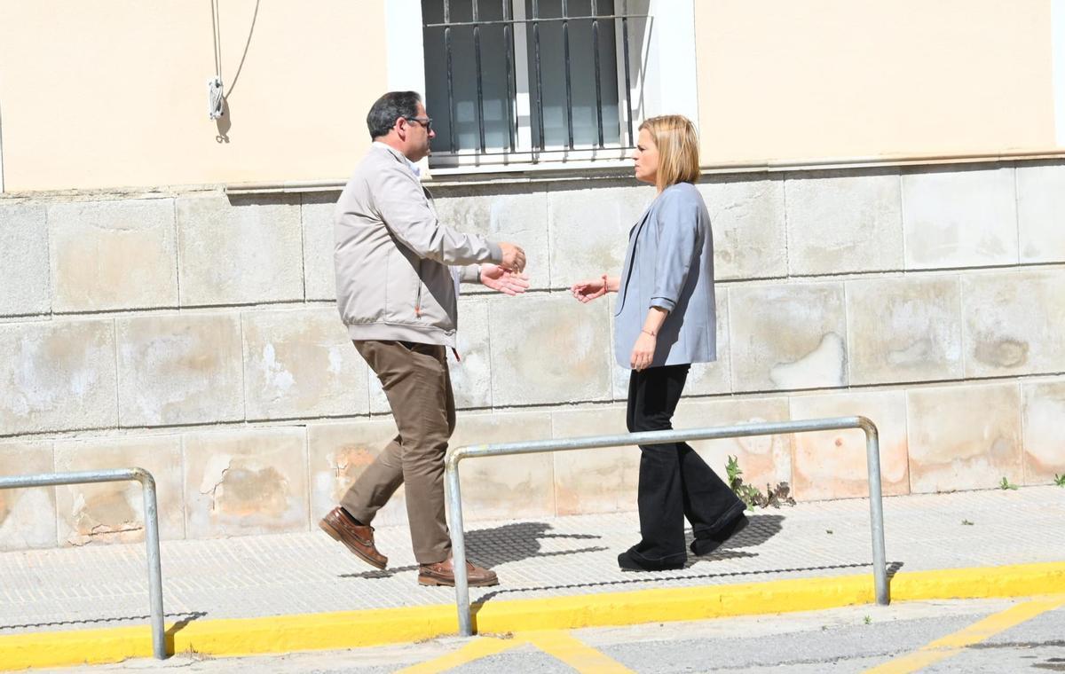 La Delegada de Gobierno en el cuartel de Dolores tras el asesinato
