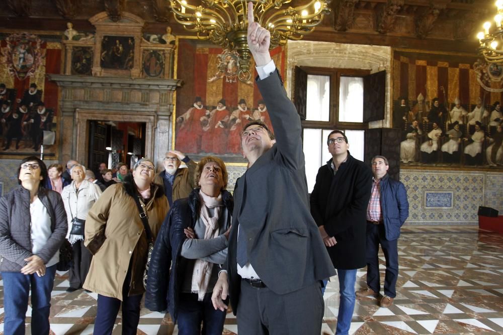 Vecinos de Morella, de visita en el Palau de la Generalitat