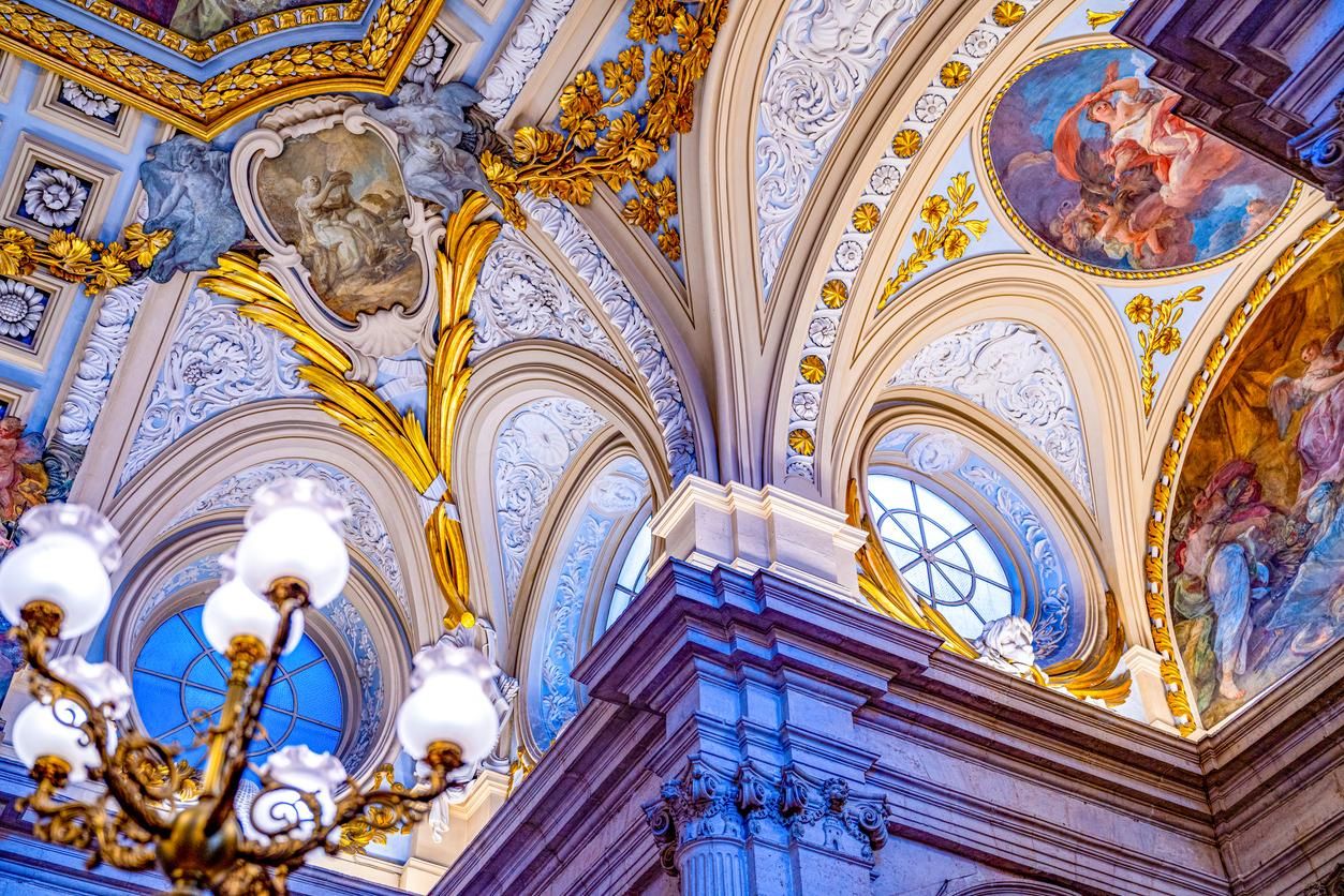 Los frescos que decoran las salas interiores del Palacio Real son fascinantes