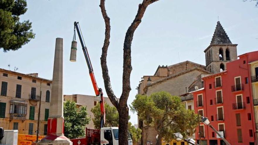 Dos trabajadores desmontando el monolito.