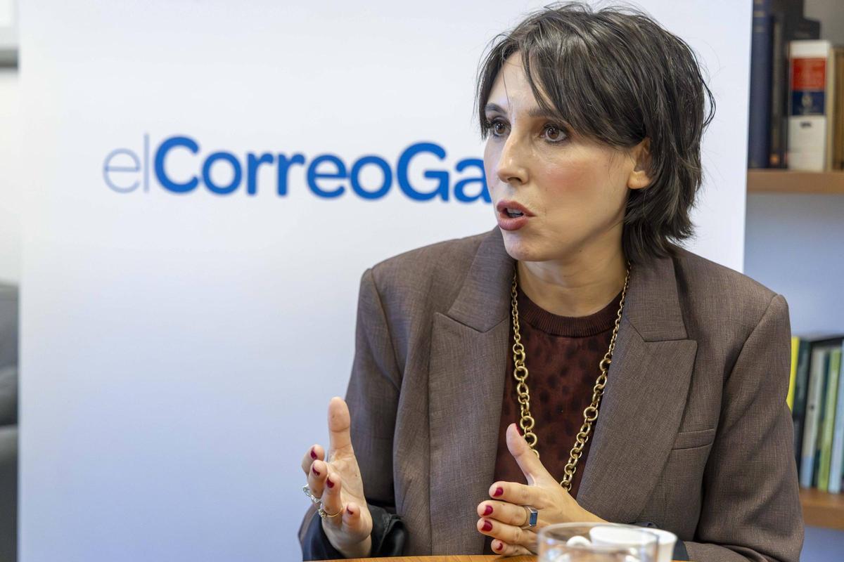 María Jesús Lorenzana durante el café de redacción en la sede del periódico, en Santiago