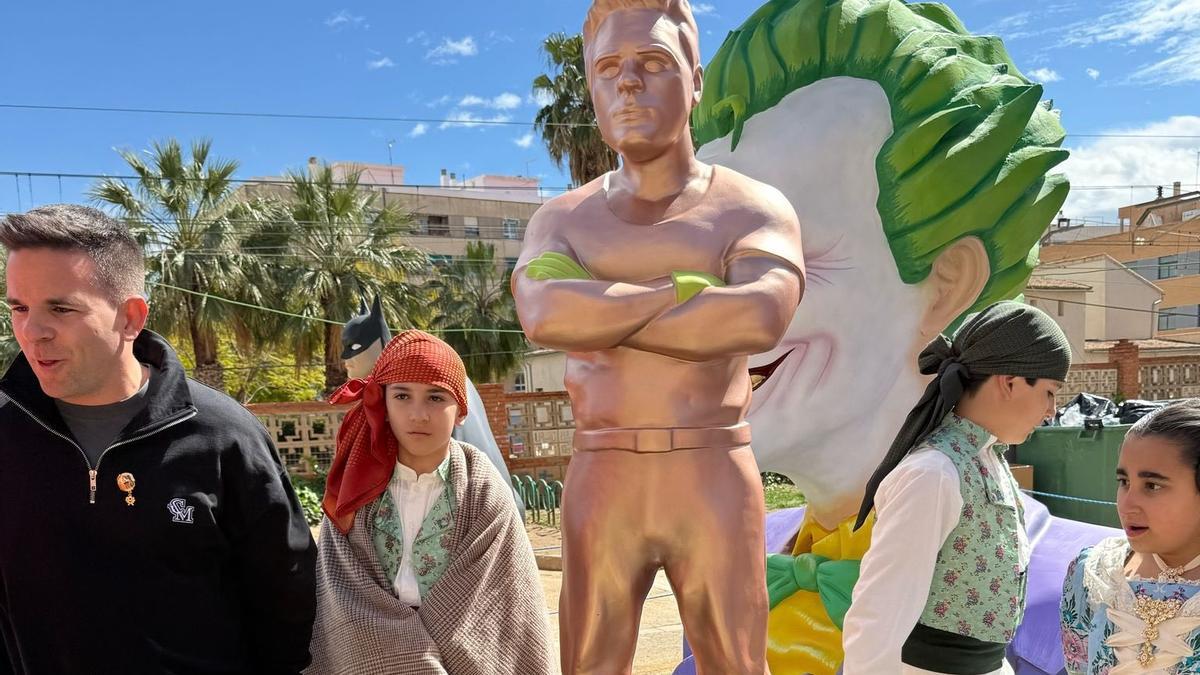A la izquierda, Ángel Gaitán, con el ninot que le han dedicado en una falla de Alfafar.