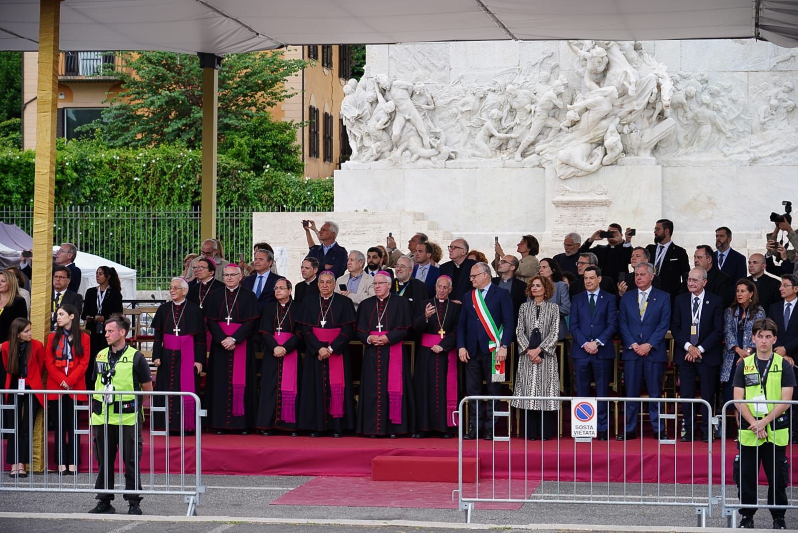 Autoridades en la procesión del Jubileo, con el presidente de la Junta de Andalucía, Juanma Moreno; y la vicepresidenta del Gobierno, María Jesús Montero, acompañados de los alcaldes de Málaga, Francisco de la Torre; Sevilla, José Luis Sanz; el presidente de la Diputación de Málaga, Francisco Salado; y el director general de Fundación Unicaja, Sergio Corral.