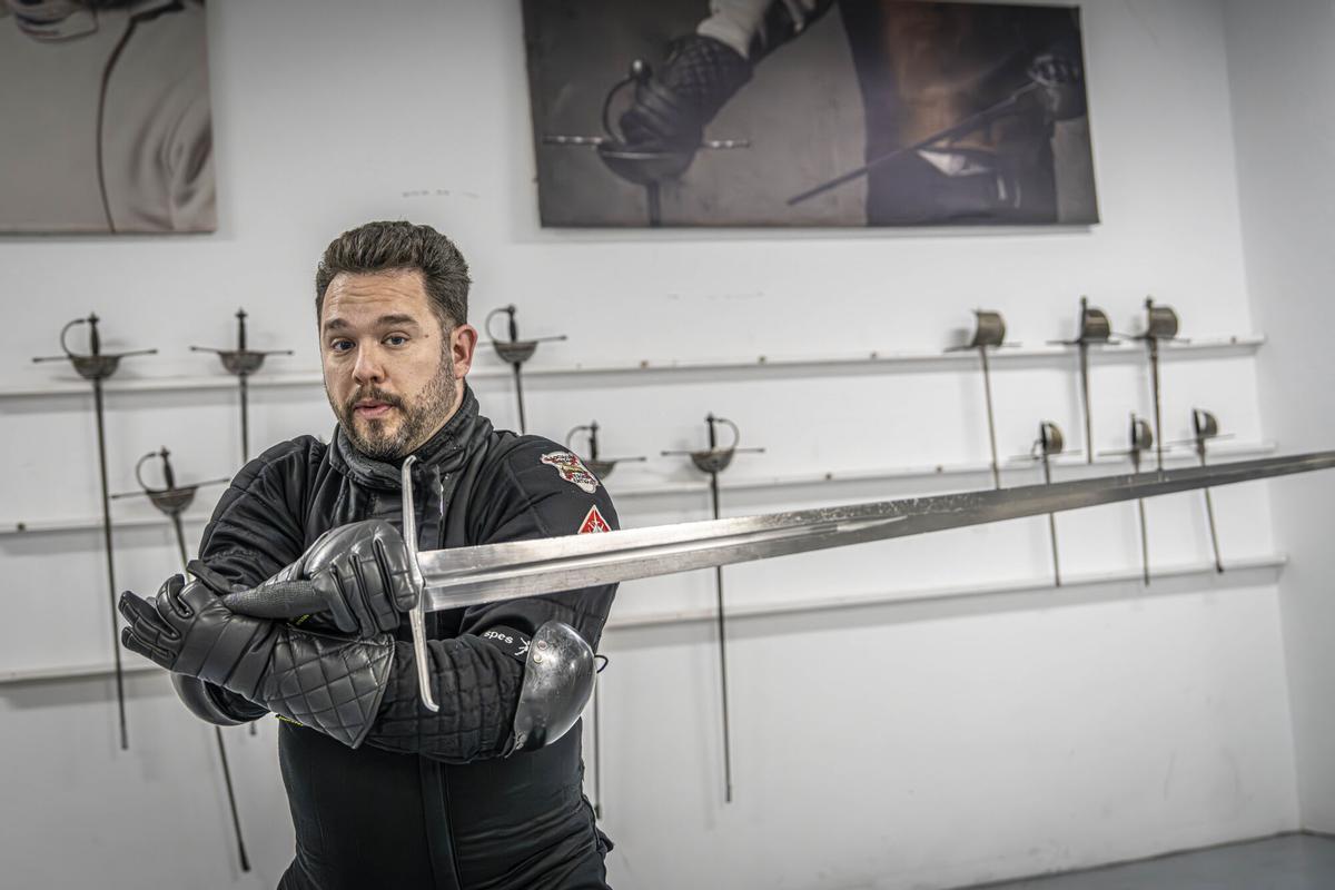 Barcelona, 02/02/2026 Barcelona. Para el Barceloneando: Esgrima medieval. Duo Bellum es una de las salas de la Associació Catalana d’Esgrima Antiga. Enseñan a batirse en duelo con rigor histórico. Vamos a una clase de iniciación de espada larga, aprovechando el tirón en HBO del nuevo spin off de 'Juego de tronos', 'El Caballero de los Siete Reinos'.   AUTOR: MANU MITRU