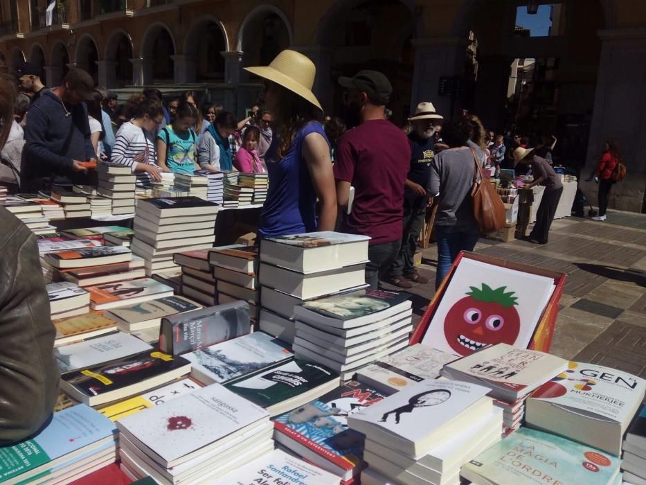 Palma se viste de libros por Sant Jordi