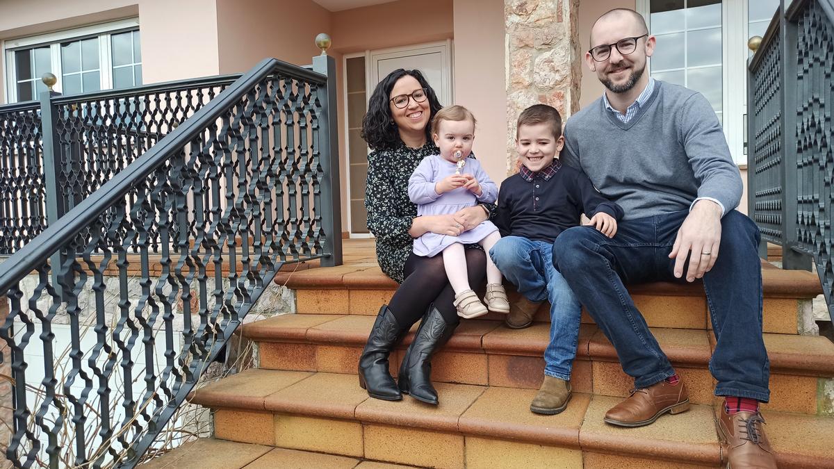 Fátima Fernández, Sofía Morrison, William Morrison y Craig Morrison en las escaleras de su casa en Pruvia.