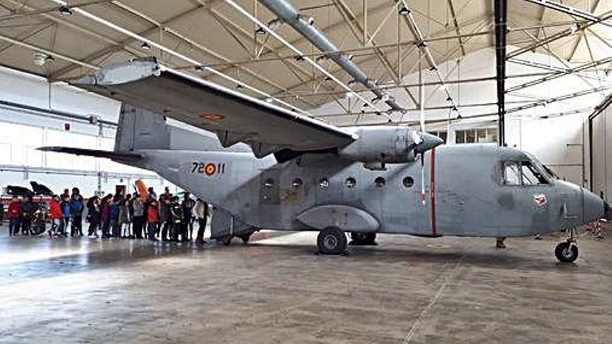 Uno de los aviones en la base aérea de Villanubla.  DGT