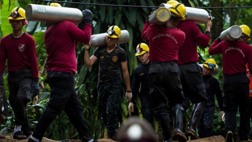 &quot;No os preocupéis, papá y mamá&quot;: los niños atrapados en la cueva de Tailandia envían cartas a sus familiares