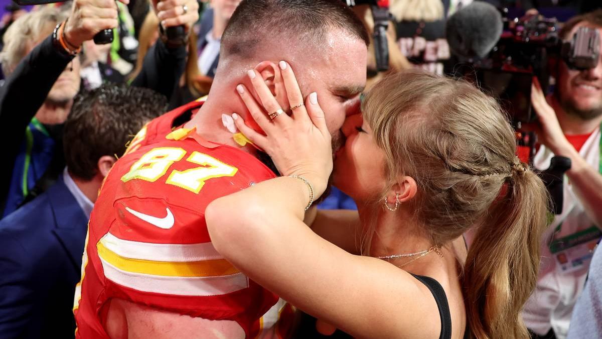 Los besos de Taylor Swift y Travis Kelce, pura pasión tras ganar la Super Bowl