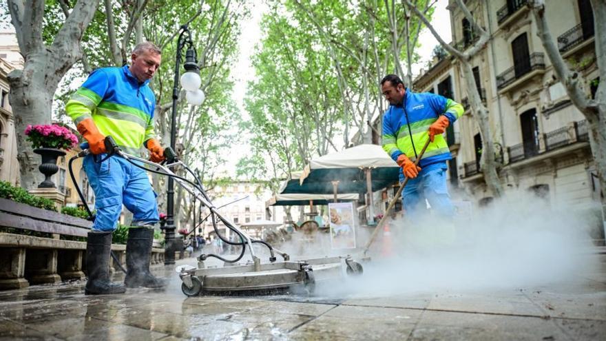 Operarios de Emaya limpian el centro de Palma. | AYUNTAMIENTO DE PALMA