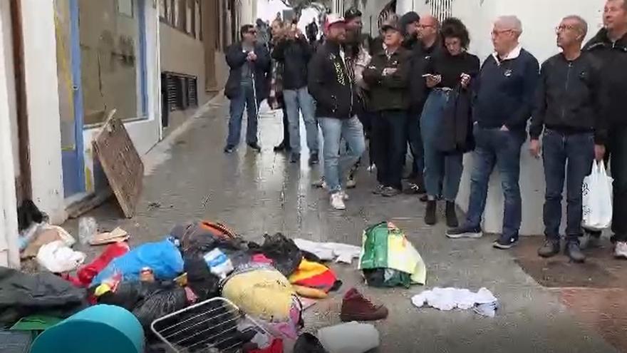 Los vecinos arrojan las pertenencias de los okupas a la calles