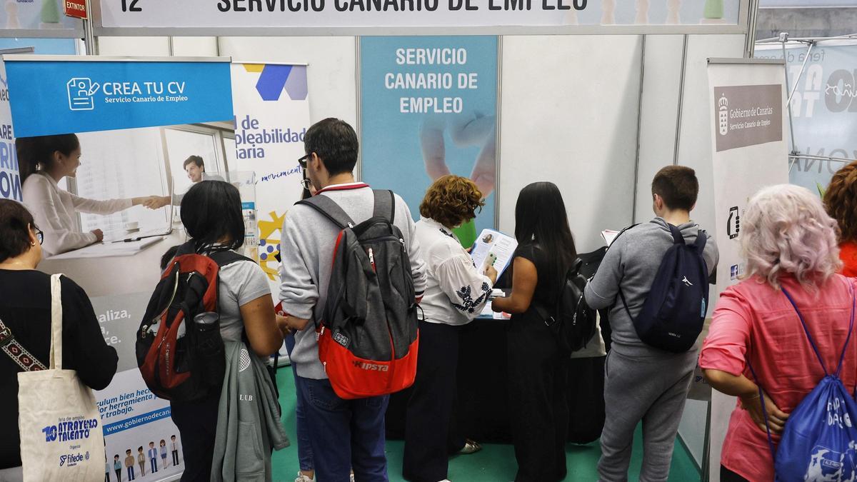 Jóvenes en busca de su primer empleo en la feria Atrayendo talento