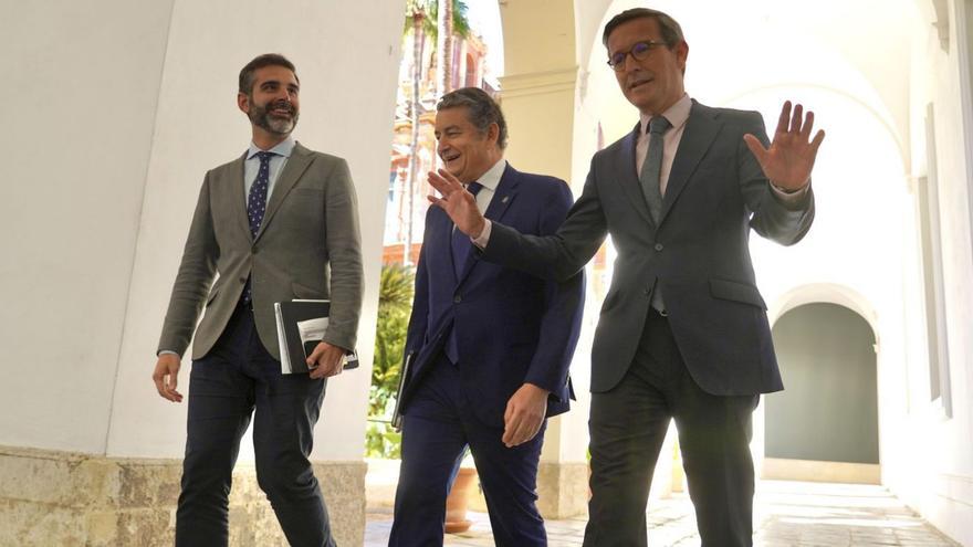 Los consejeros Ramón Fernández-Pacheco, Antonio Sanz y Jorge Paradela tras el Consejo de Gobierno.