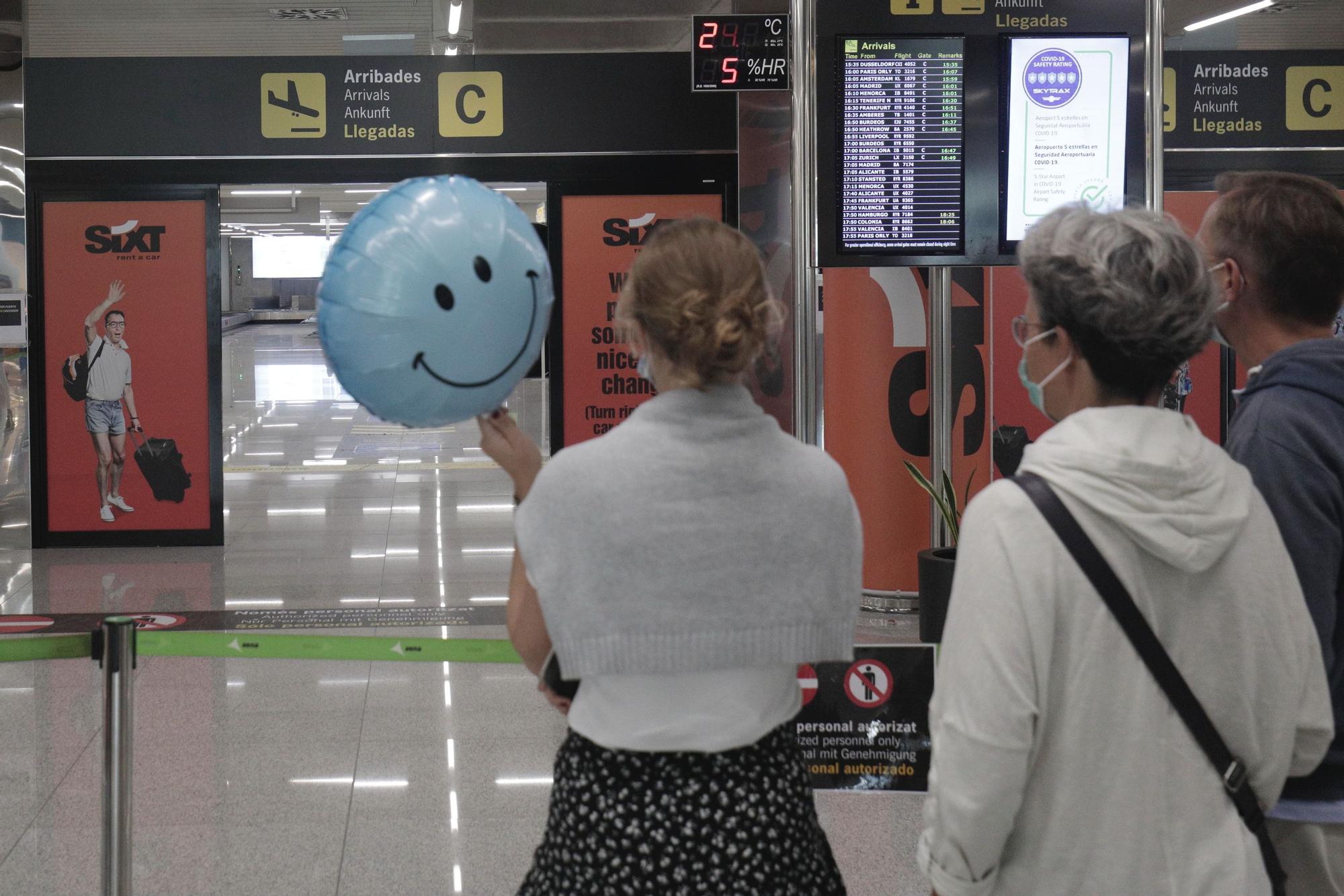 Vuelven los abrazos al aeropuerto de Palma con la entrada libre para acompañantes