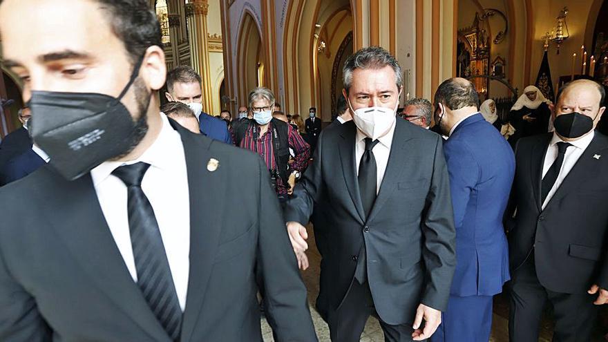 El alcalde de Sevilla, Juan Espadas, acompañado del candidato malagueño socialista Dani Pérez, durante su visita a la Semana Santa de Málaga.