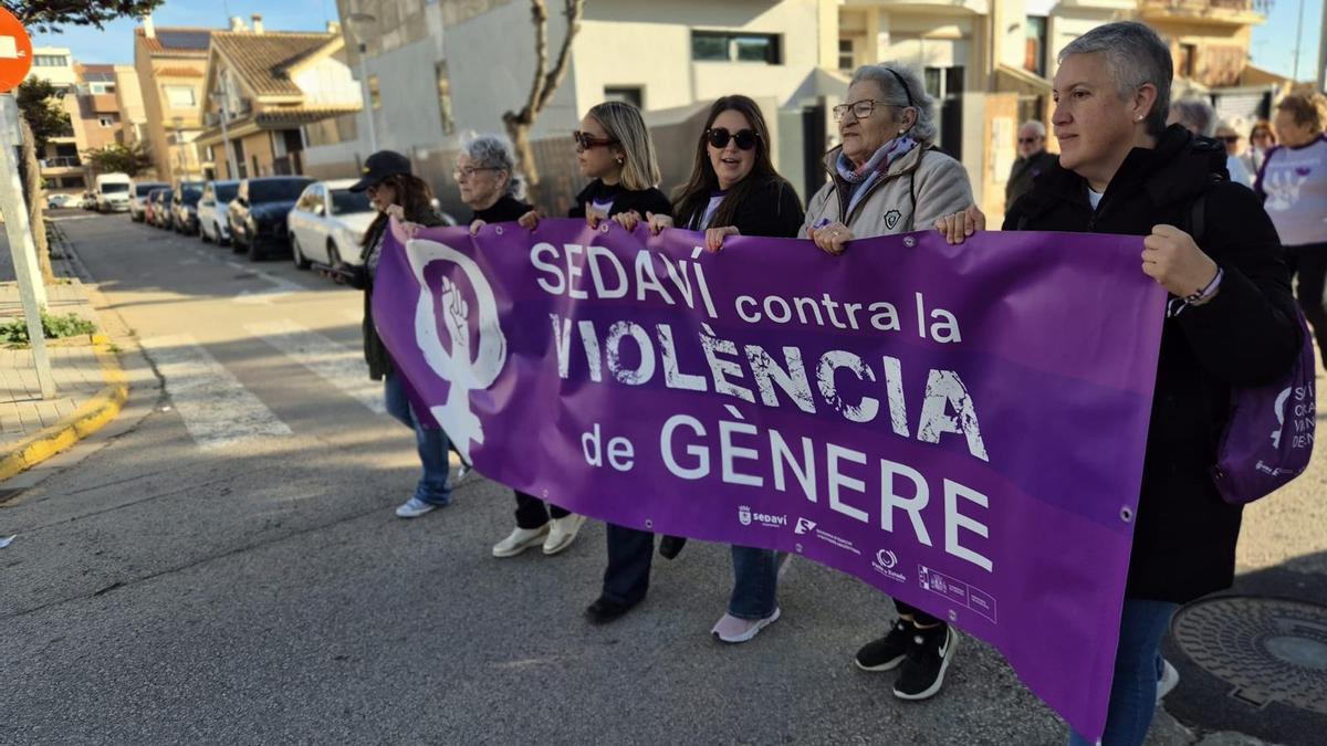 La marcha contra la violenciade género, con fin en Sedaví, reunió a casi un millar de personas.