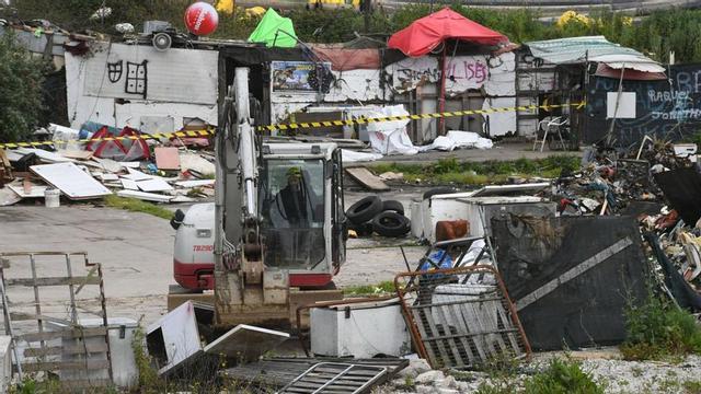 Una pala excavadora desmonta las últimas infraviviendas que permanecían en el relleno de A Pasaxe. | // CARLOS PARDELLAS