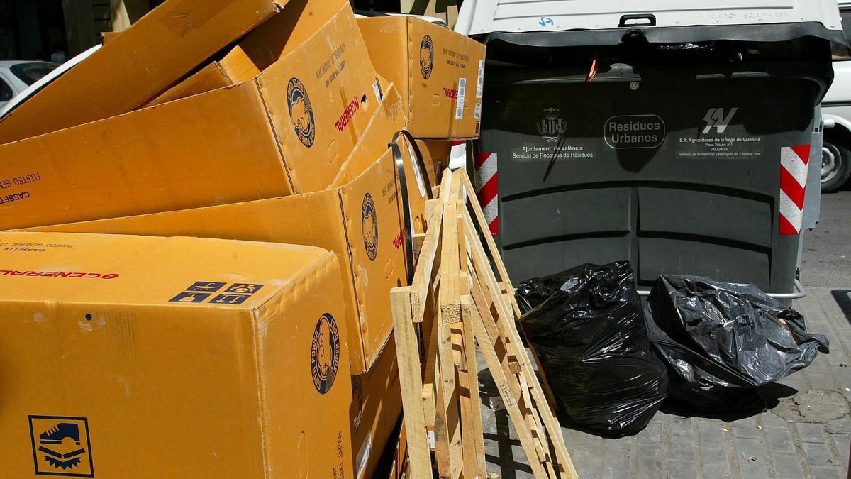 Residuos abandonados en el exterior de un contenedor en València