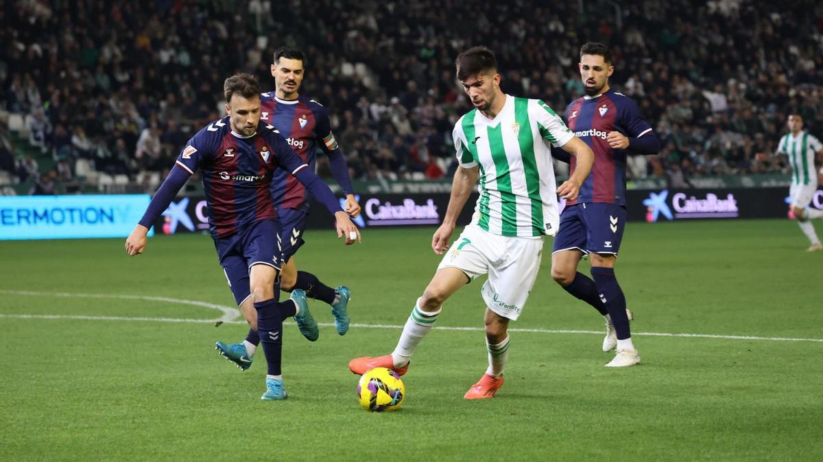 Theo Zidane conduce el esférico durante el Córdoba CF-Eibar de la primera vuelta.