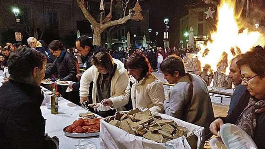 Los &#039;foguerons&#039; calientan la noche en Sóller