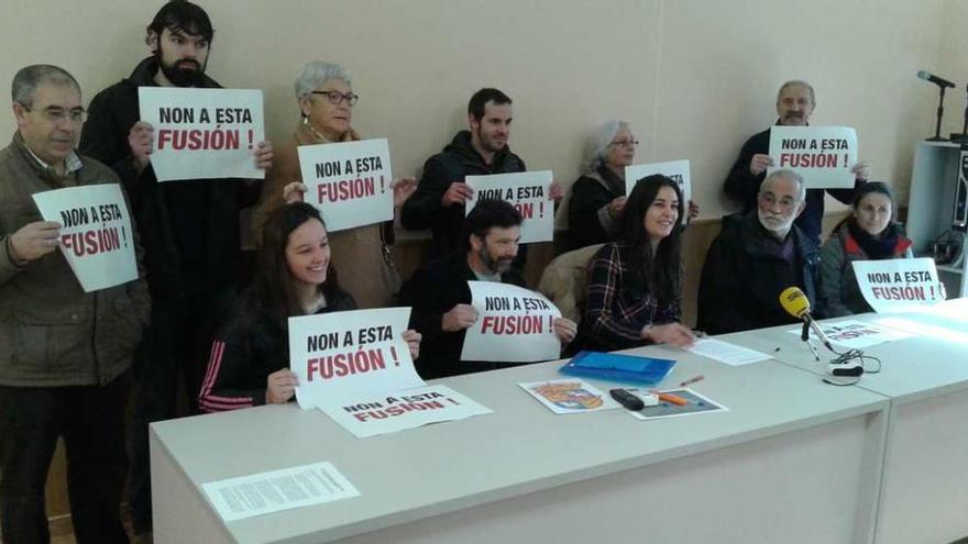 Presentación ayer de la Plataforma vecinal Fusión Non que crearon vecinos de Cerdedo y Cotobade. // Fdv